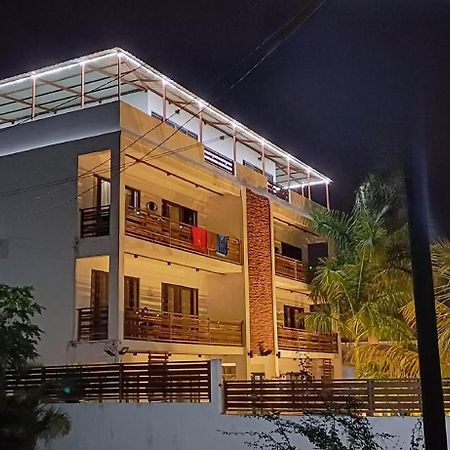 Le Binome Aparthotel Grand Baie Exteriör bild